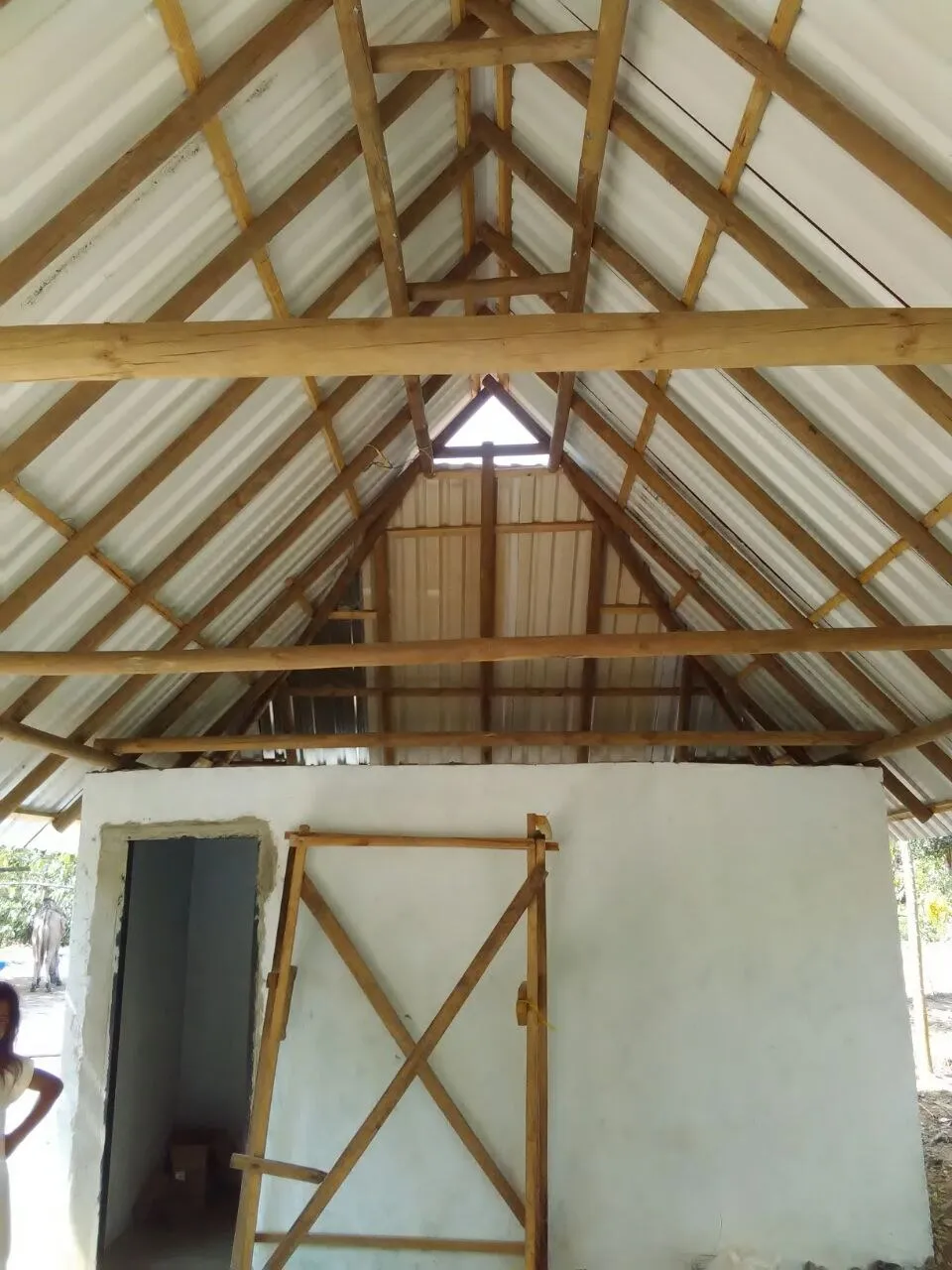 Interior con la estructura de cubierta a la vista