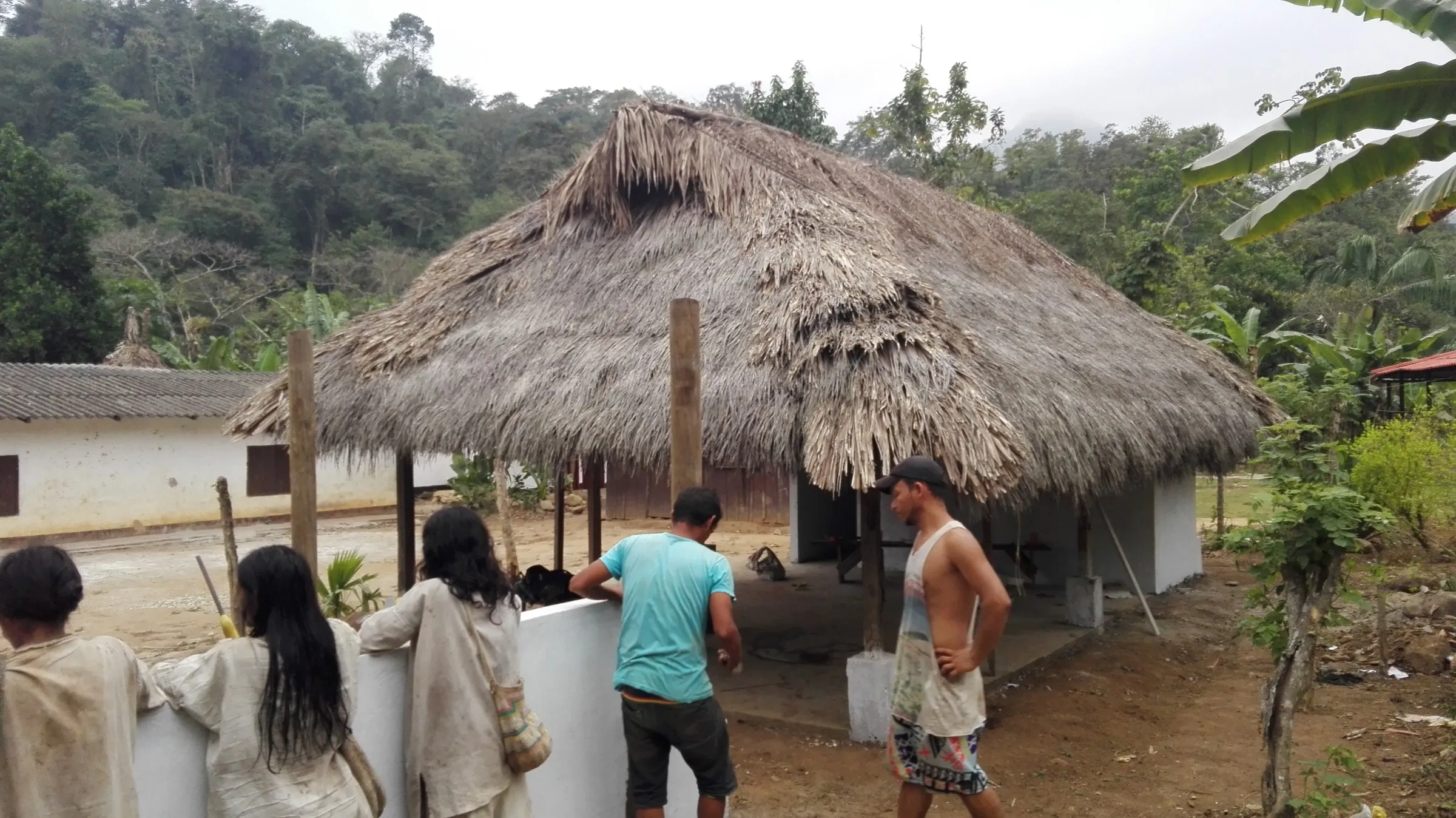 La comunidad kogui usando la cocina comedor de Chivilongui
