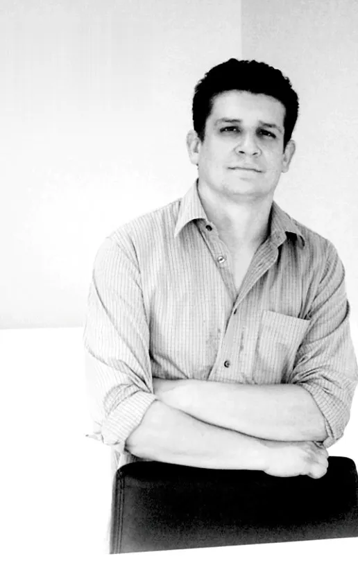Retrato de Esteban Correa, de pie con los brazos cruzados