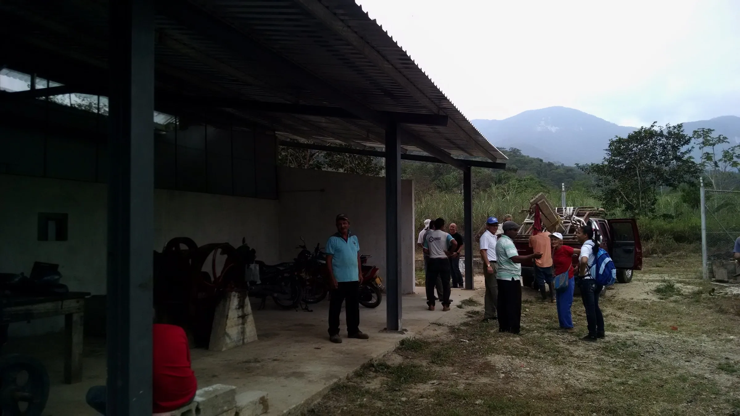 La nave en uso, con trabajadores en la zona de proceso